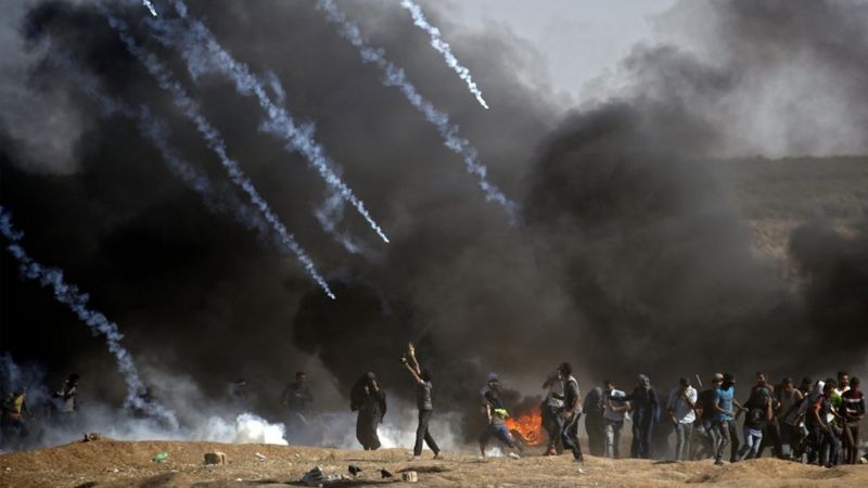 이스라엘군이 팔레스타인 시위대를 향해 최루탄을 쏘고 있다.jpg